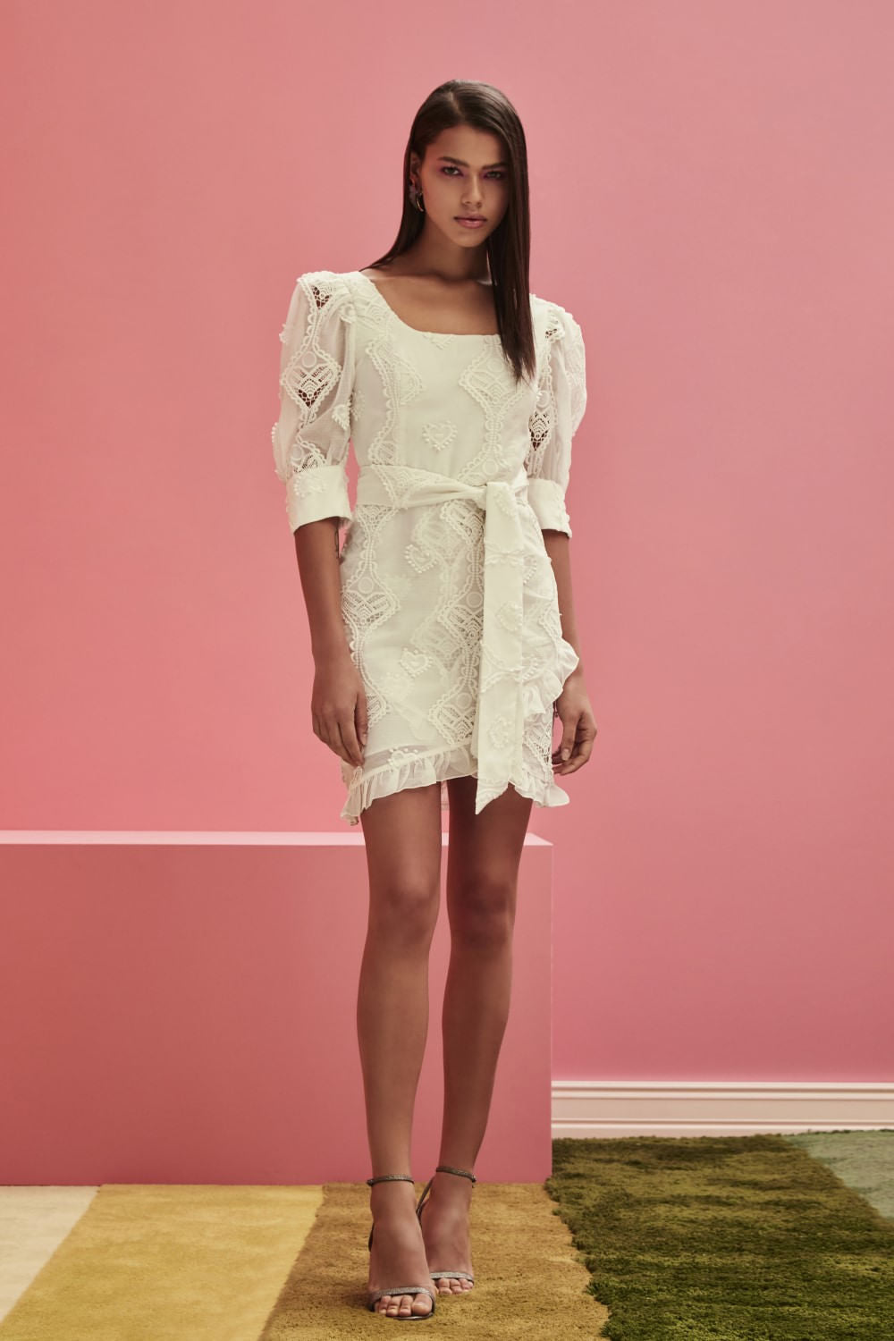 Vestido curto bordado corações off white