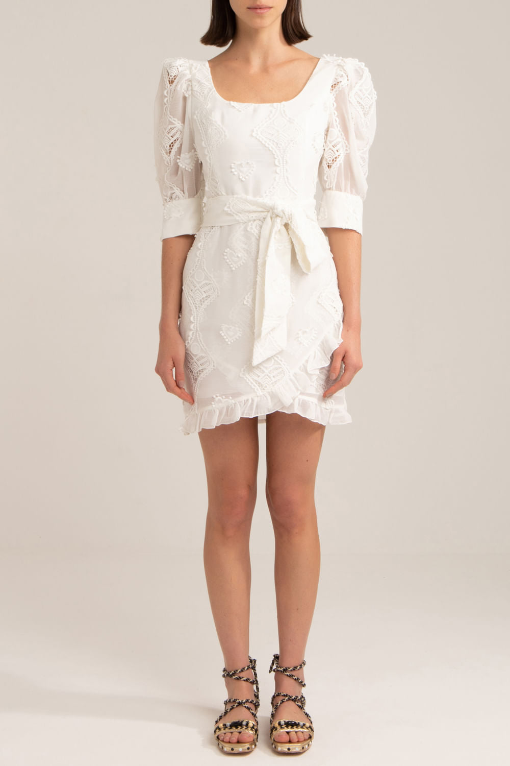 Vestido curto bordado corações off white