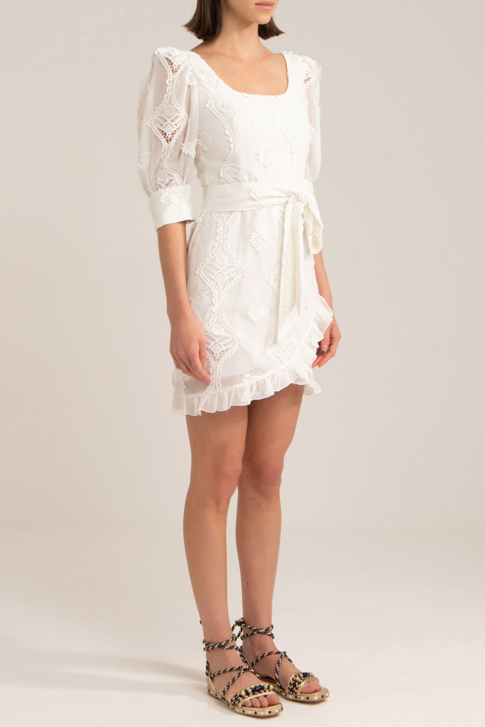 Vestido curto bordado corações off white