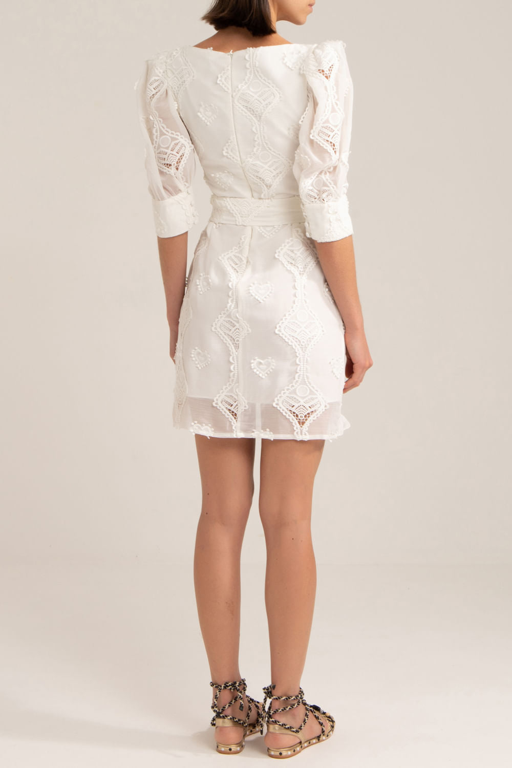Vestido curto bordado corações off white