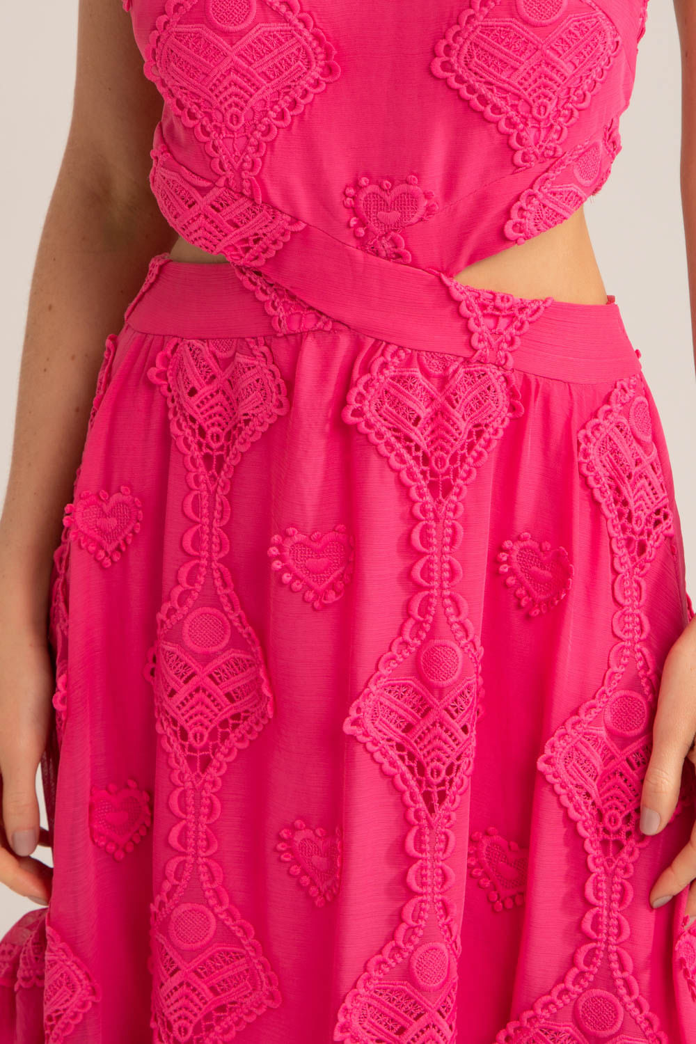 VESTIDO LONGO FRENTE ÚNICA BORDADO CORAÇÕES PINK