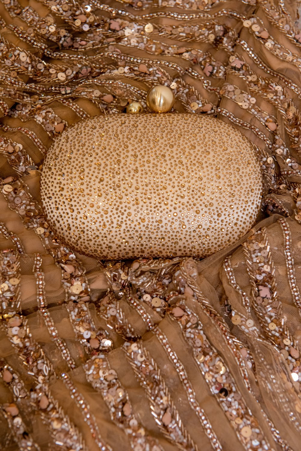 BOLSA CLUTCH CRISTAIS OVAL OURO