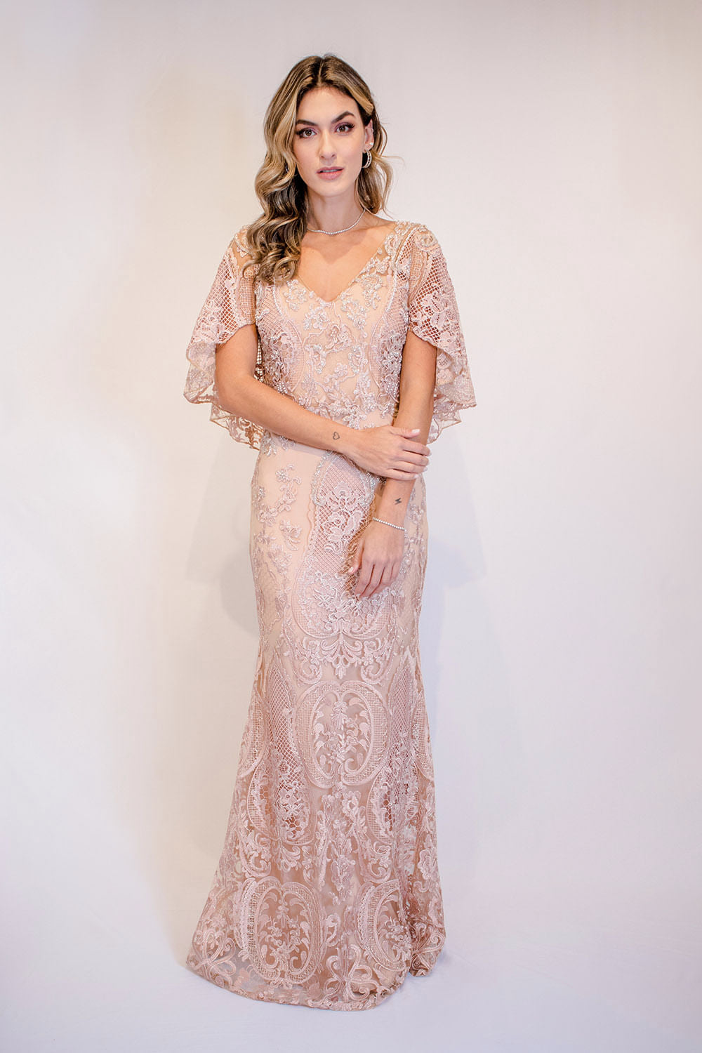 VESTIDO LONGO RENDA MANGAS NUDE