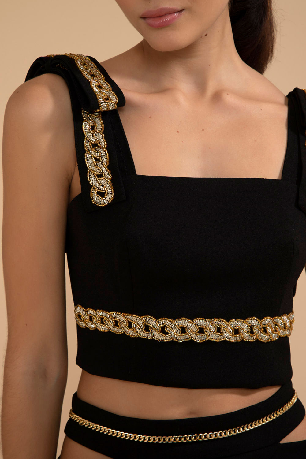 TOP CROPPED ENTREMEIO CREPE CHAIN PRETO