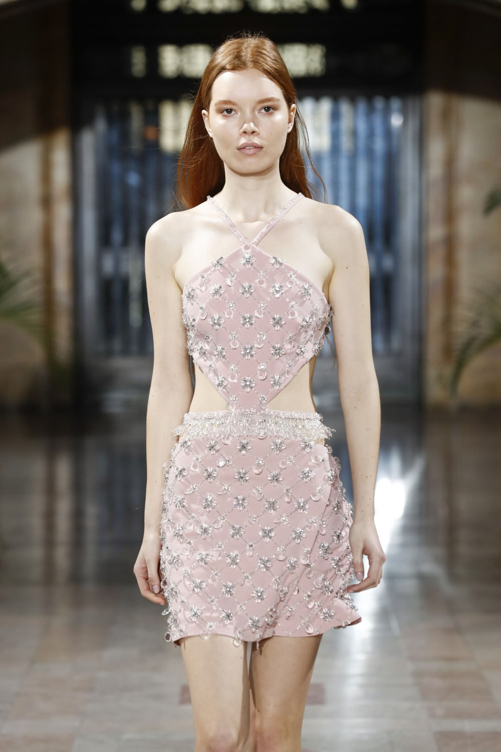 VESTIDO CURTO BORDADO FRENTE ÚNICA CREPE CRYSTAL NUDE