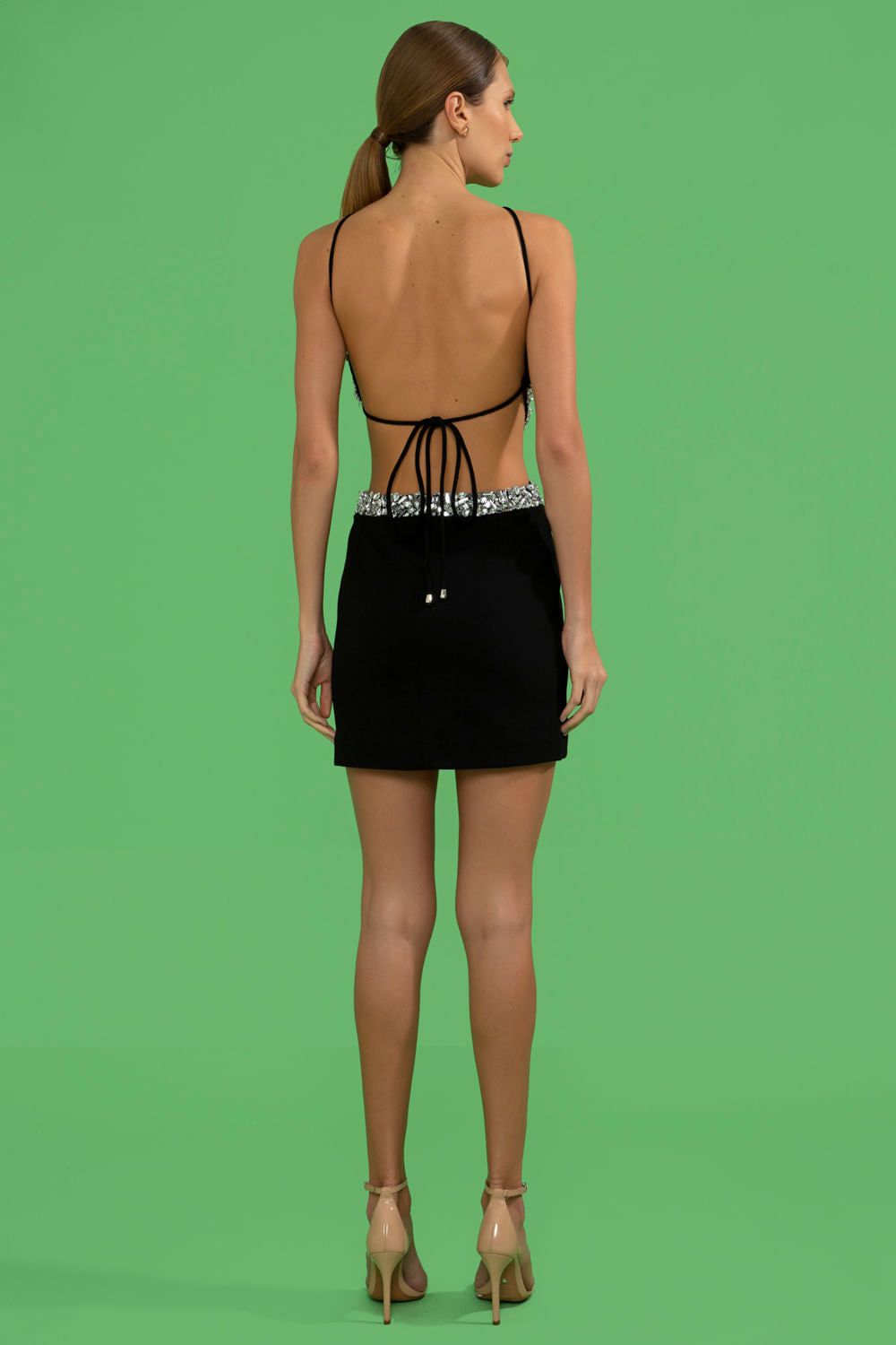 Vestido curto recortes pedraria crepe crystal preto