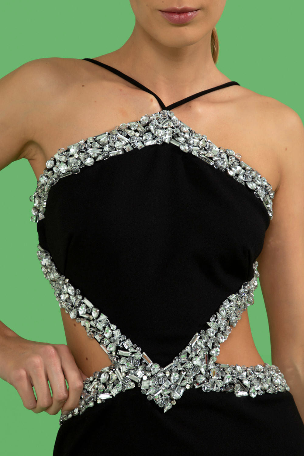 Vestido curto recortes pedraria crepe crystal preto