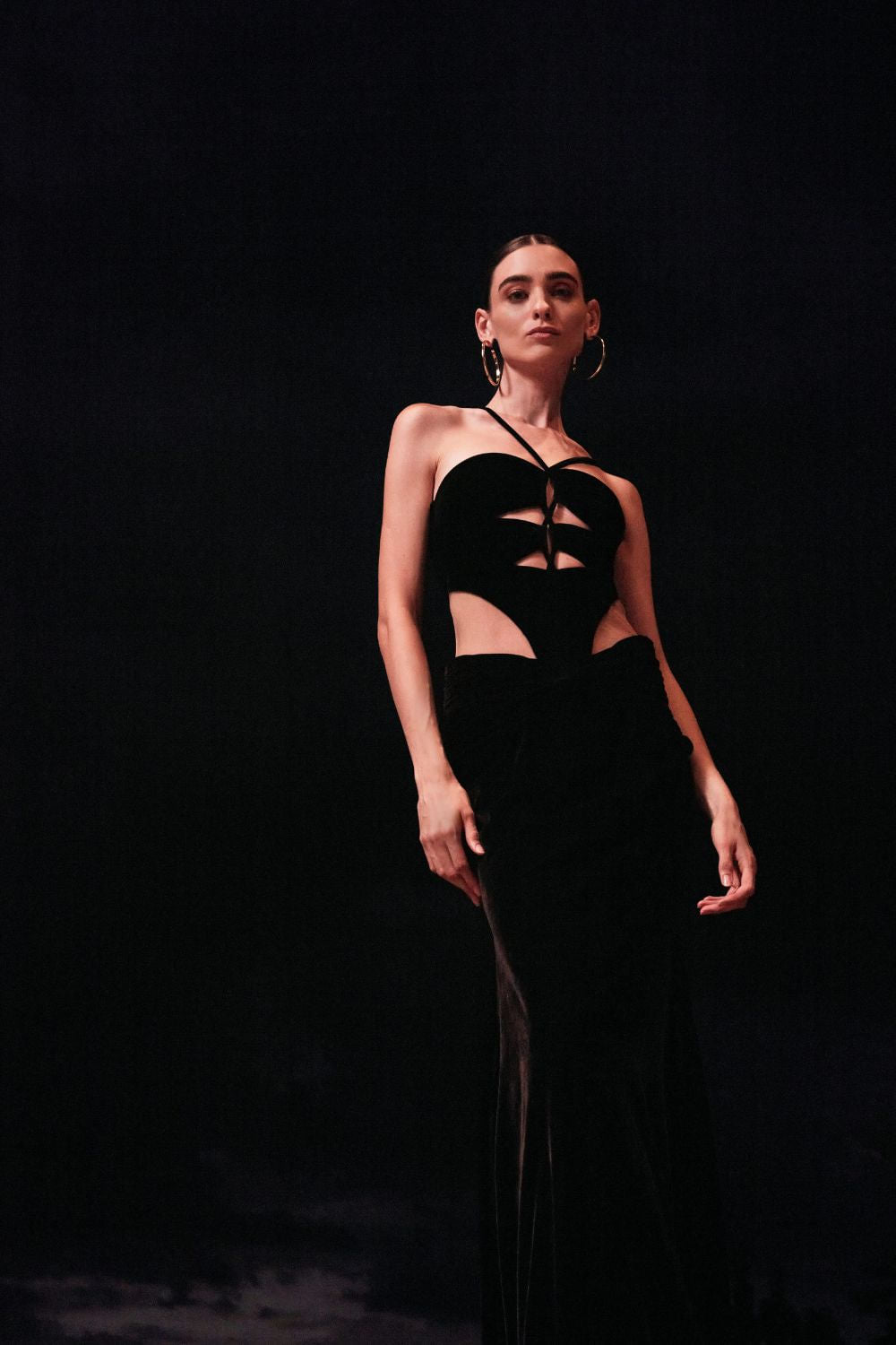 VESTIDO LONGO RECORTES VELUDO CRYSTAL PRETO
