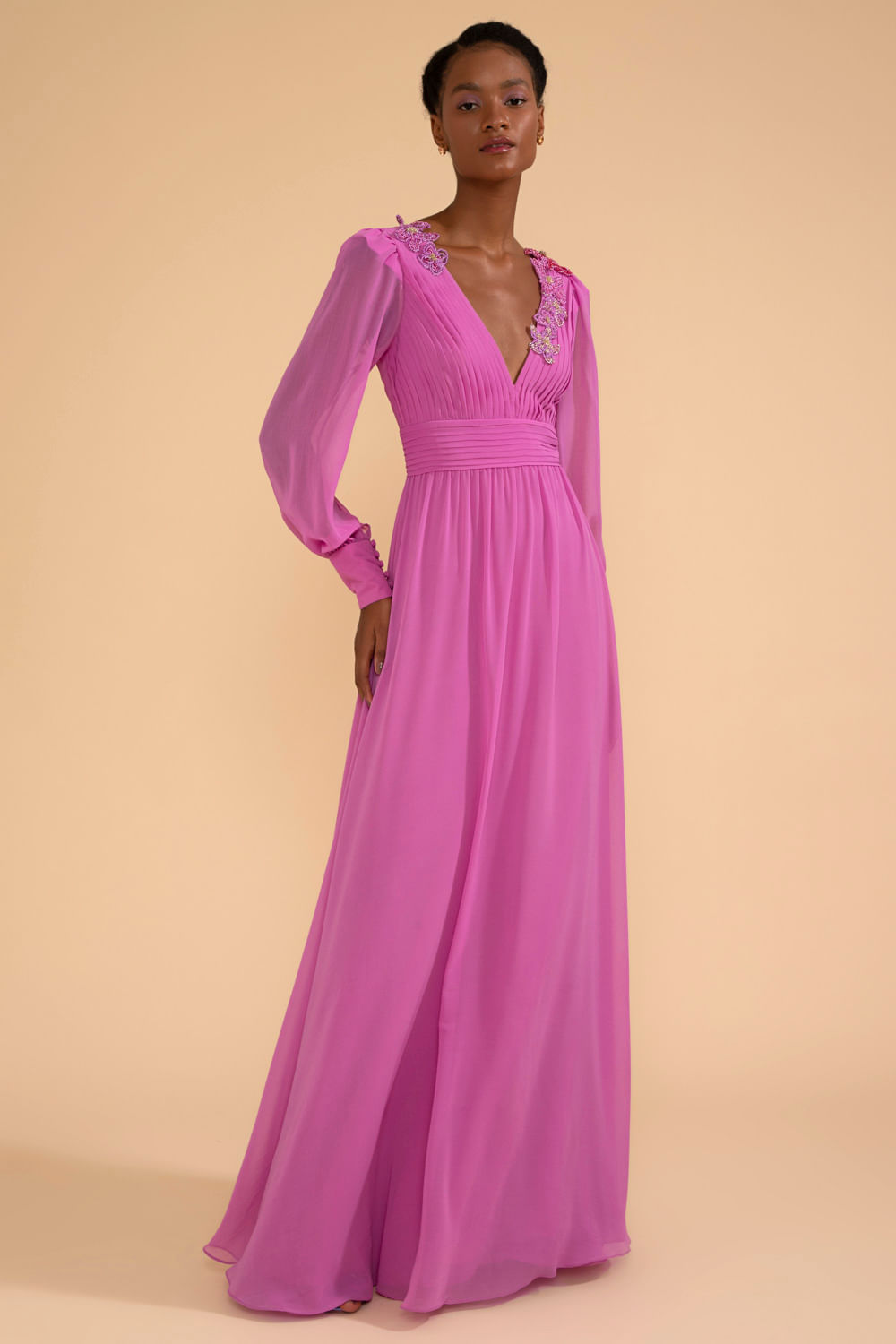 Vestido longo decote pregas bordado chiffon íris lilas