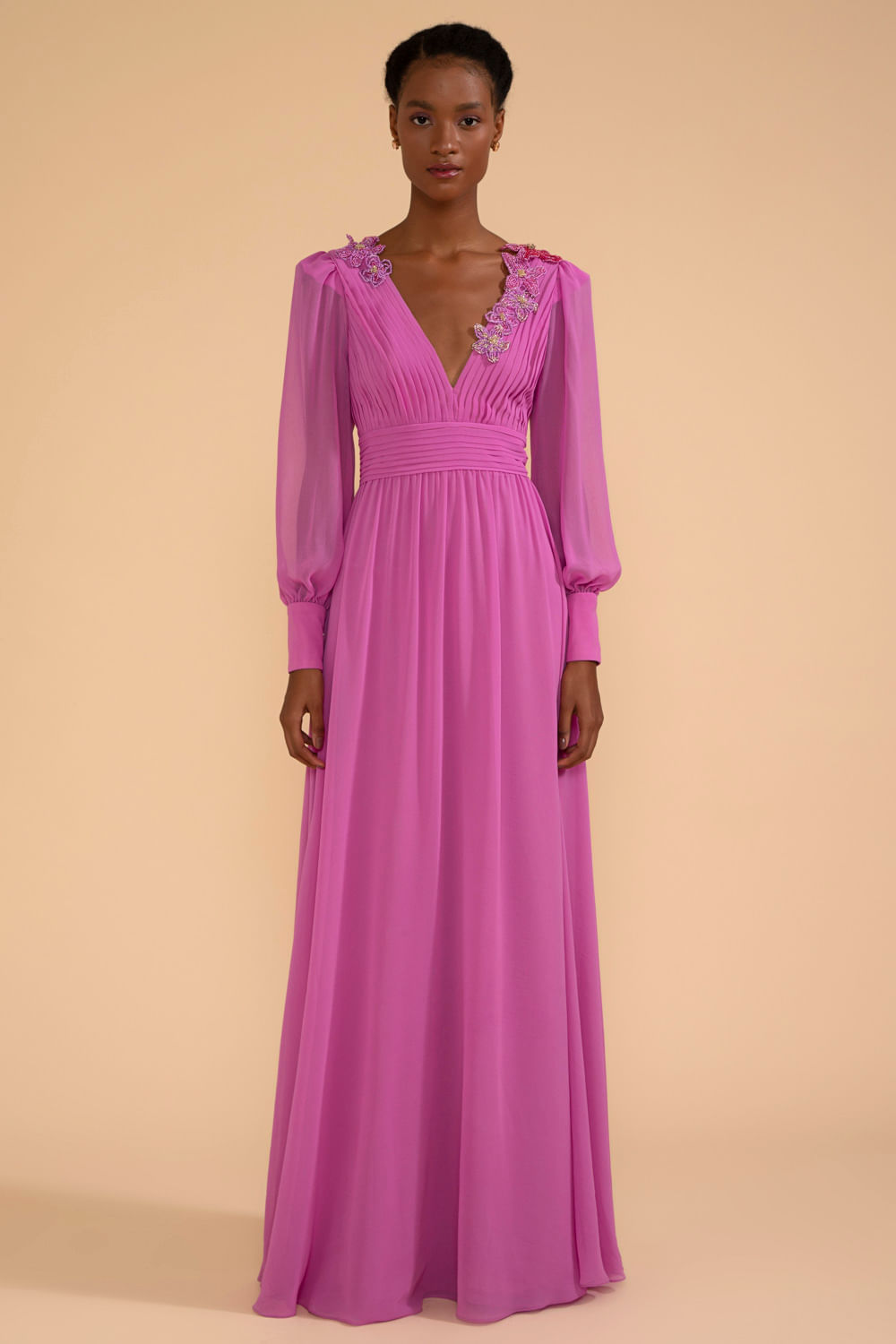 Vestido longo decote pregas bordado chiffon íris lilas