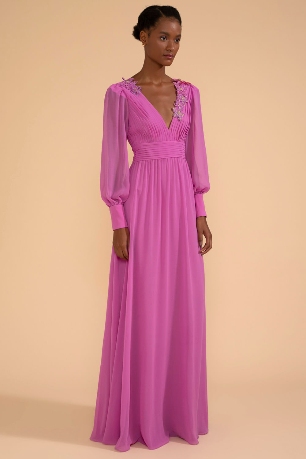 Vestido longo decote pregas bordado chiffon íris lilas
