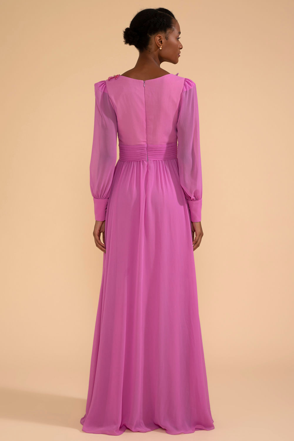 Vestido longo decote pregas bordado chiffon íris lilas