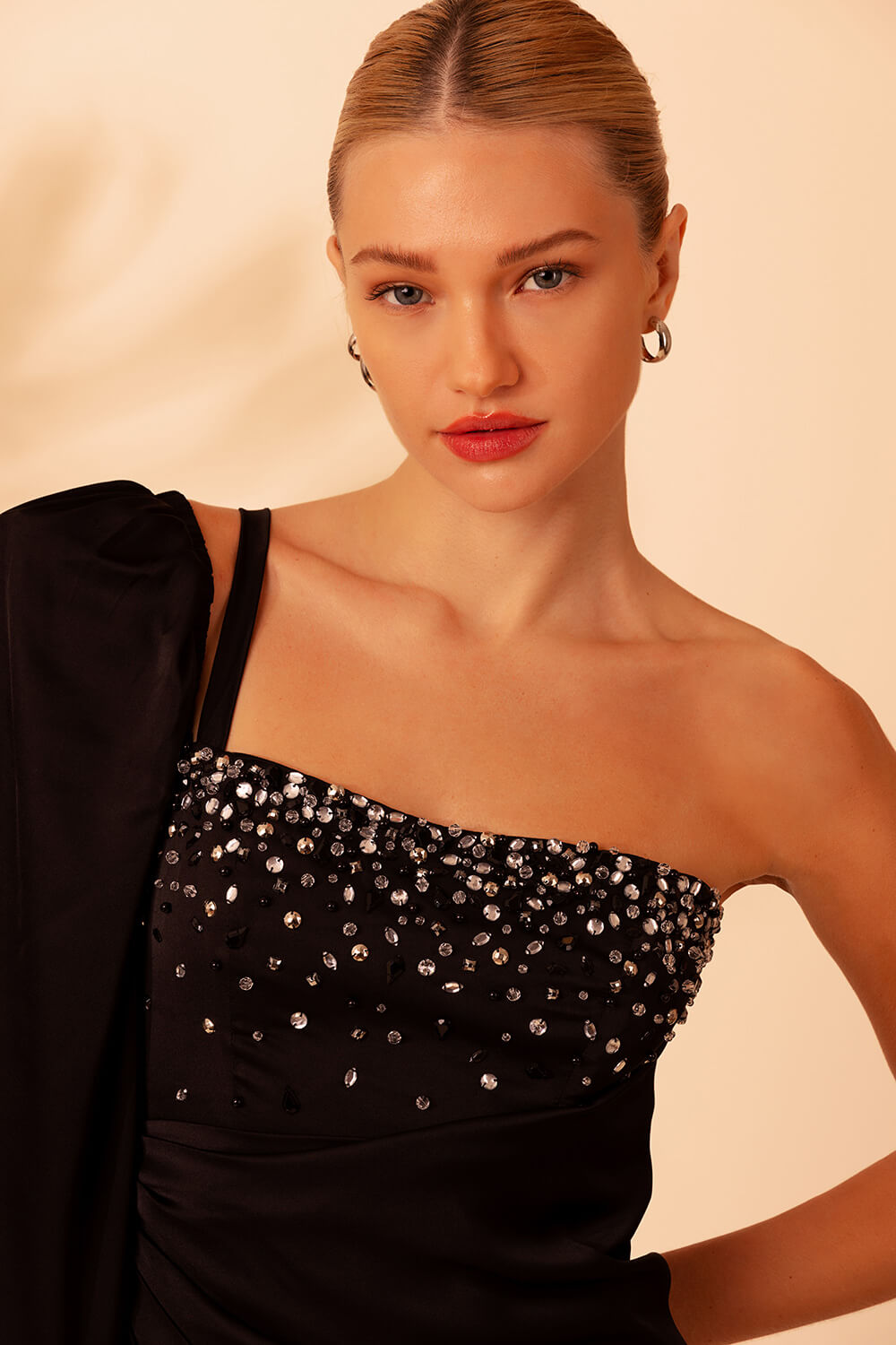 VESTIDO LONGO MANGA ÚNICA CETIM OLD GLAM PRETO