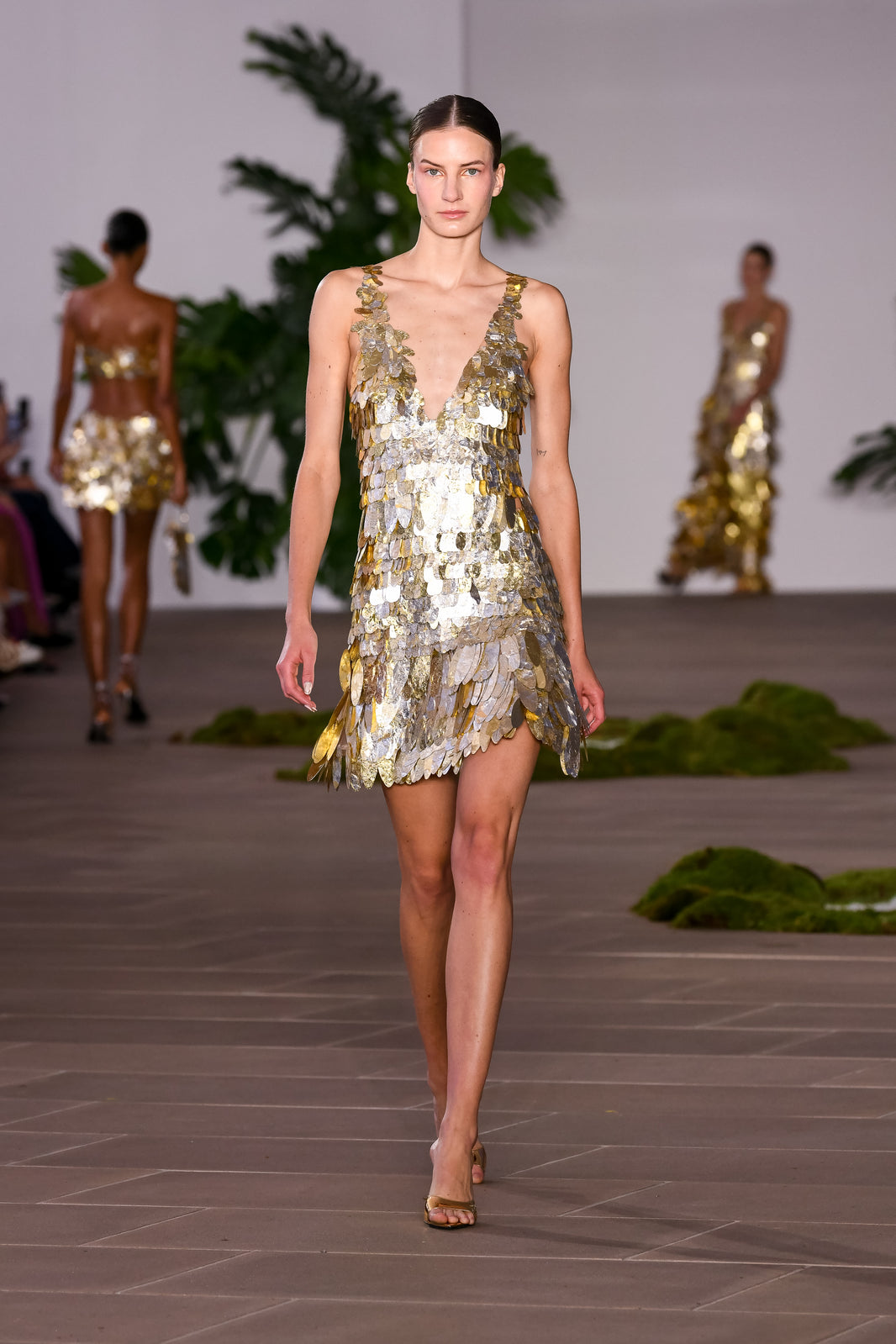 VESTIDO CURTO PAETÊ PRATA E DOURADO