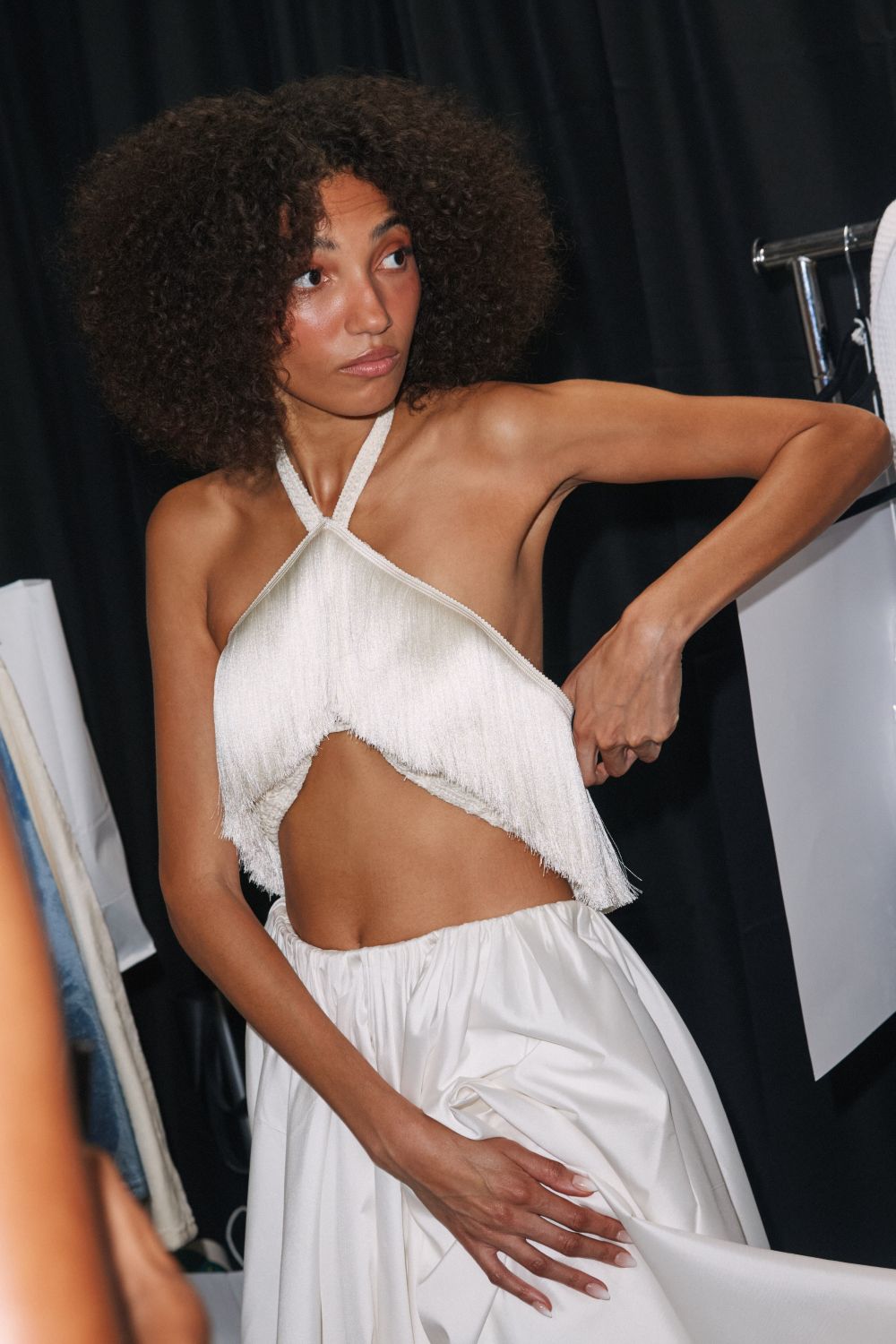 TOP HALTERNECK FRINGE OFF WHITE