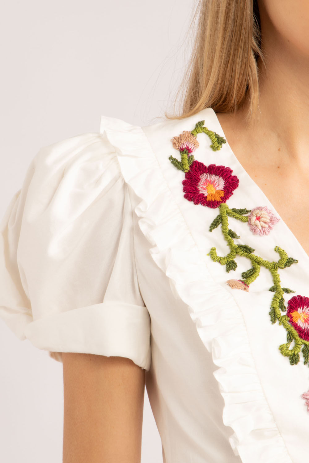 Blusa transpassada tricoline span off white