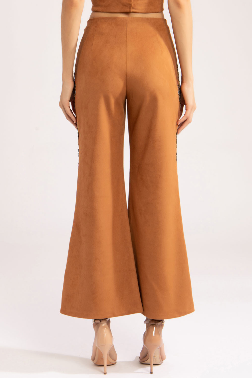 Calça bordada nobu
 marrom
