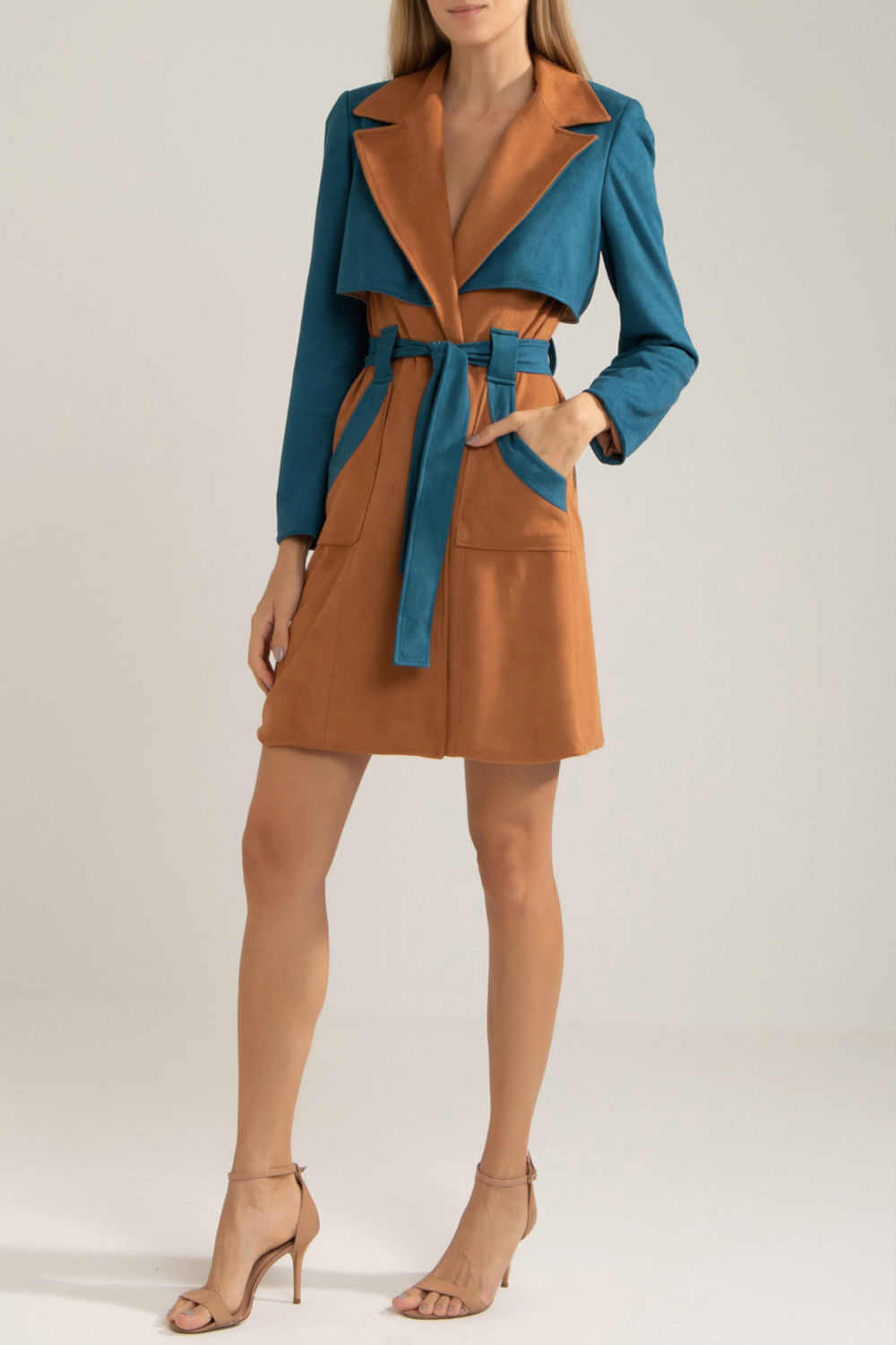 TRENCH COAT BICOLOR NOBU 
 MARROM COM AZUL