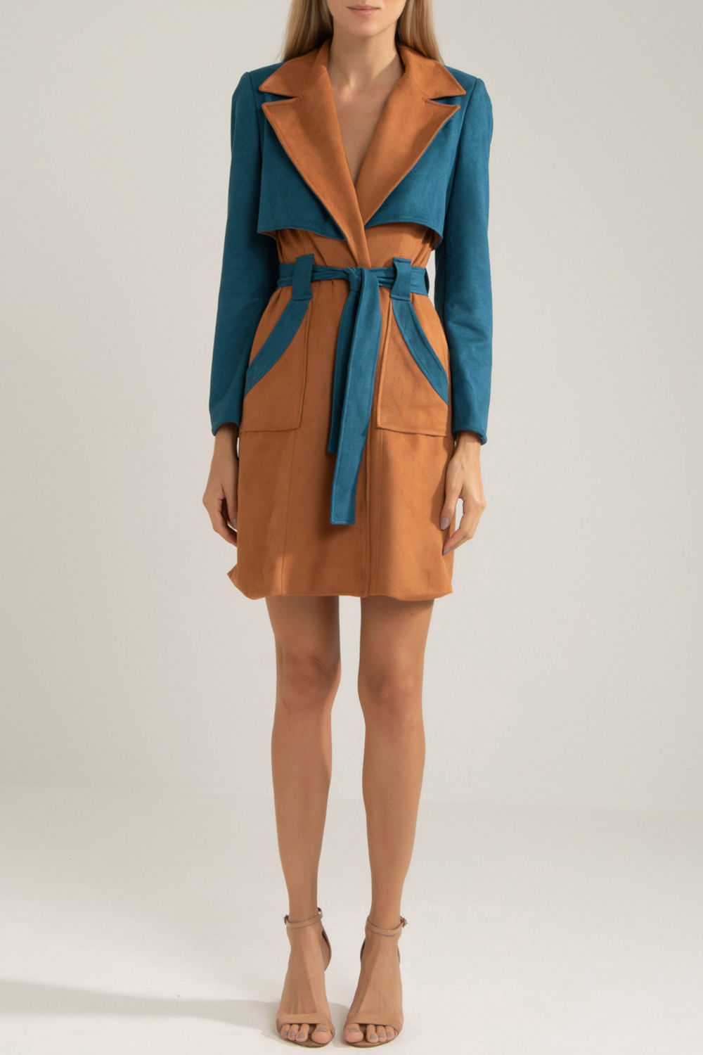 TRENCH COAT BICOLOR NOBU 
 MARROM COM AZUL