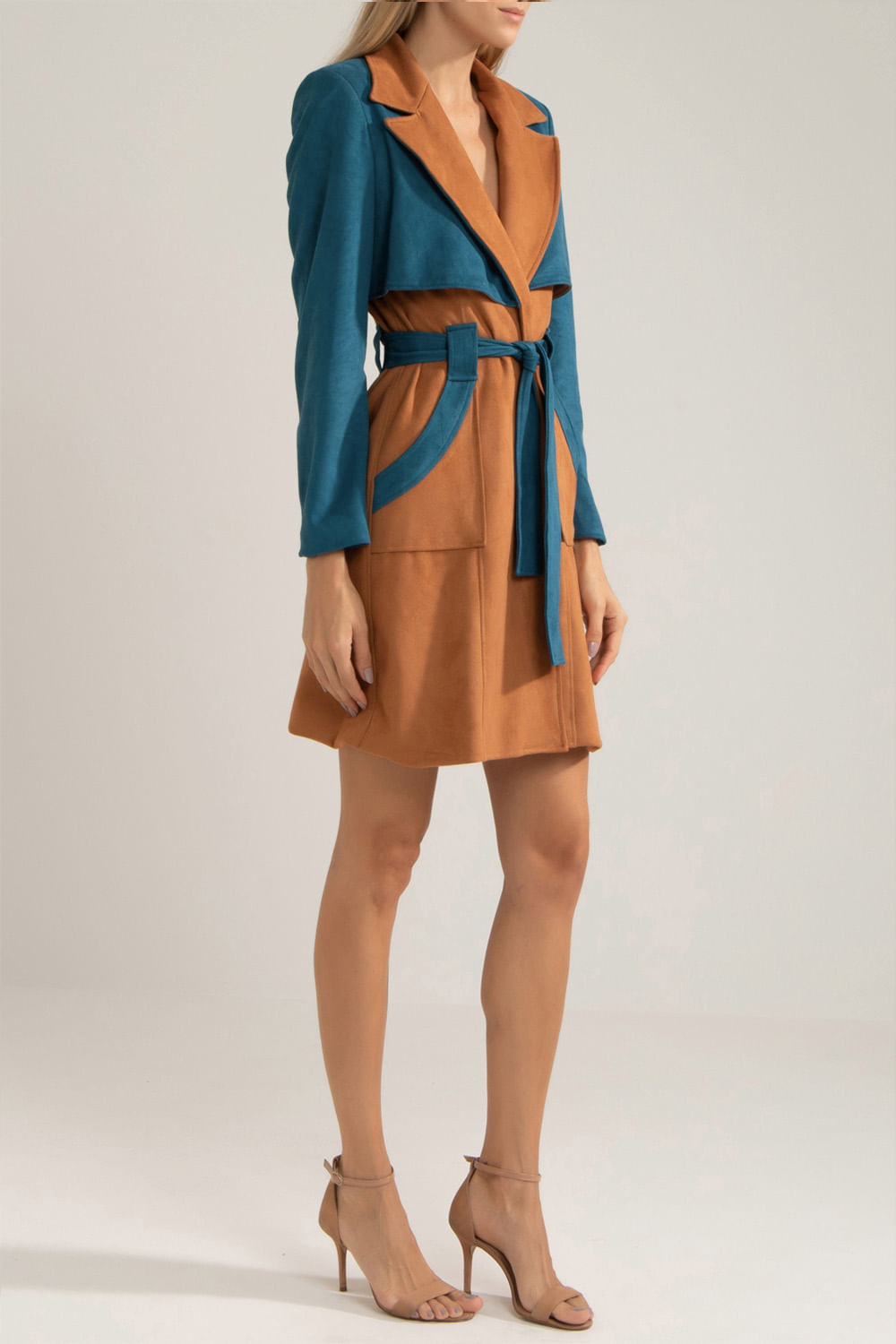 TRENCH COAT BICOLOR NOBU 
 MARROM COM AZUL