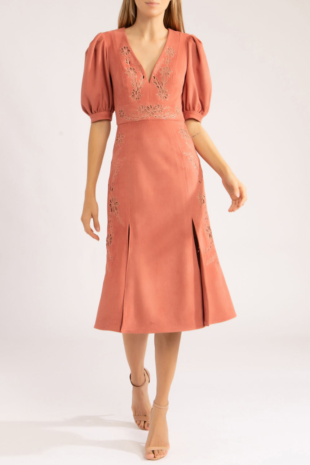 Vestido midi bordado vazado nobu
 rosa