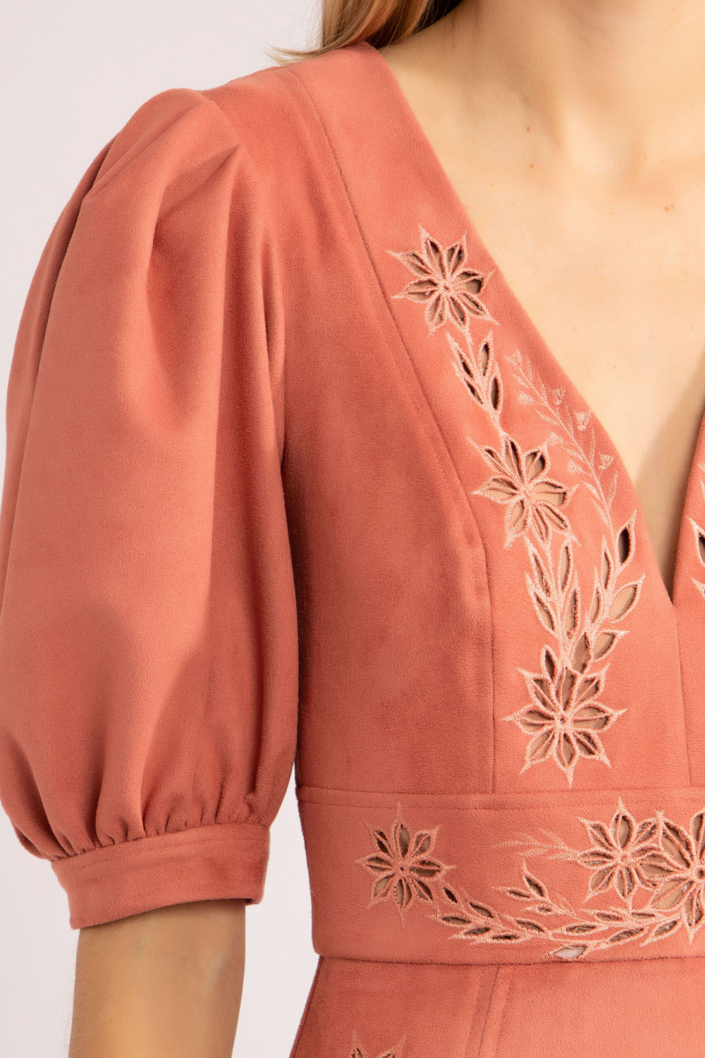 Vestido midi bordado vazado nobu
 rosa