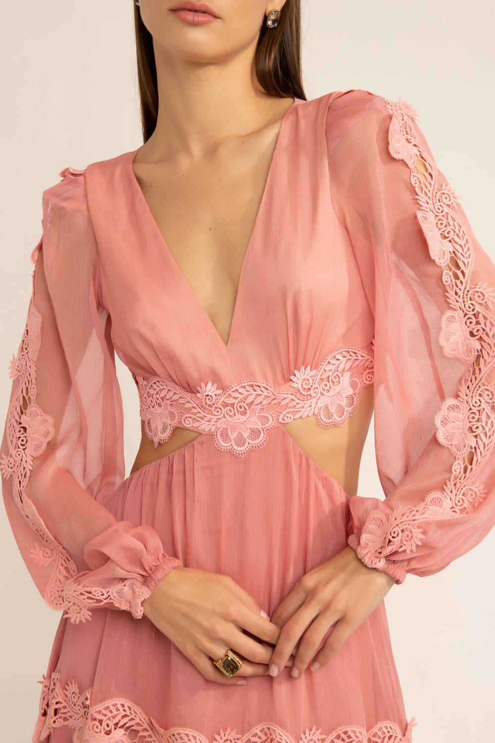 Vestido longo recortes silky plissê rosa