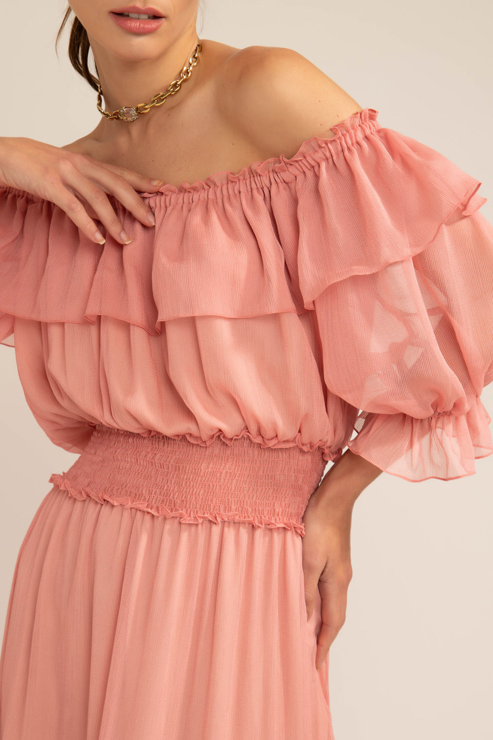 Vestido longo ombro a ombro silky plissê rosa