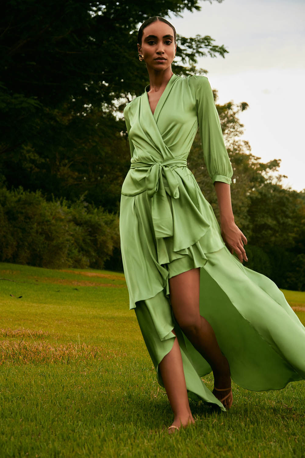 VESTIDO LONGO ASSIMÉTRICO CETIM STATEMENT VERDE