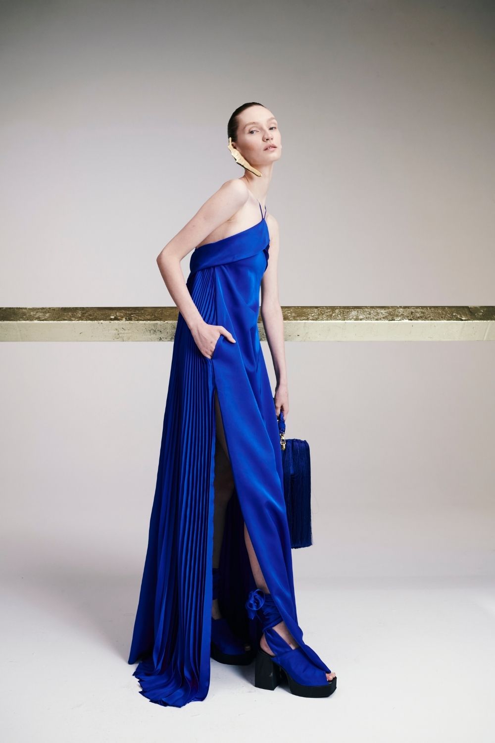 VESTIDO LONGO FRENTE ÚNICA CETIM AZUL