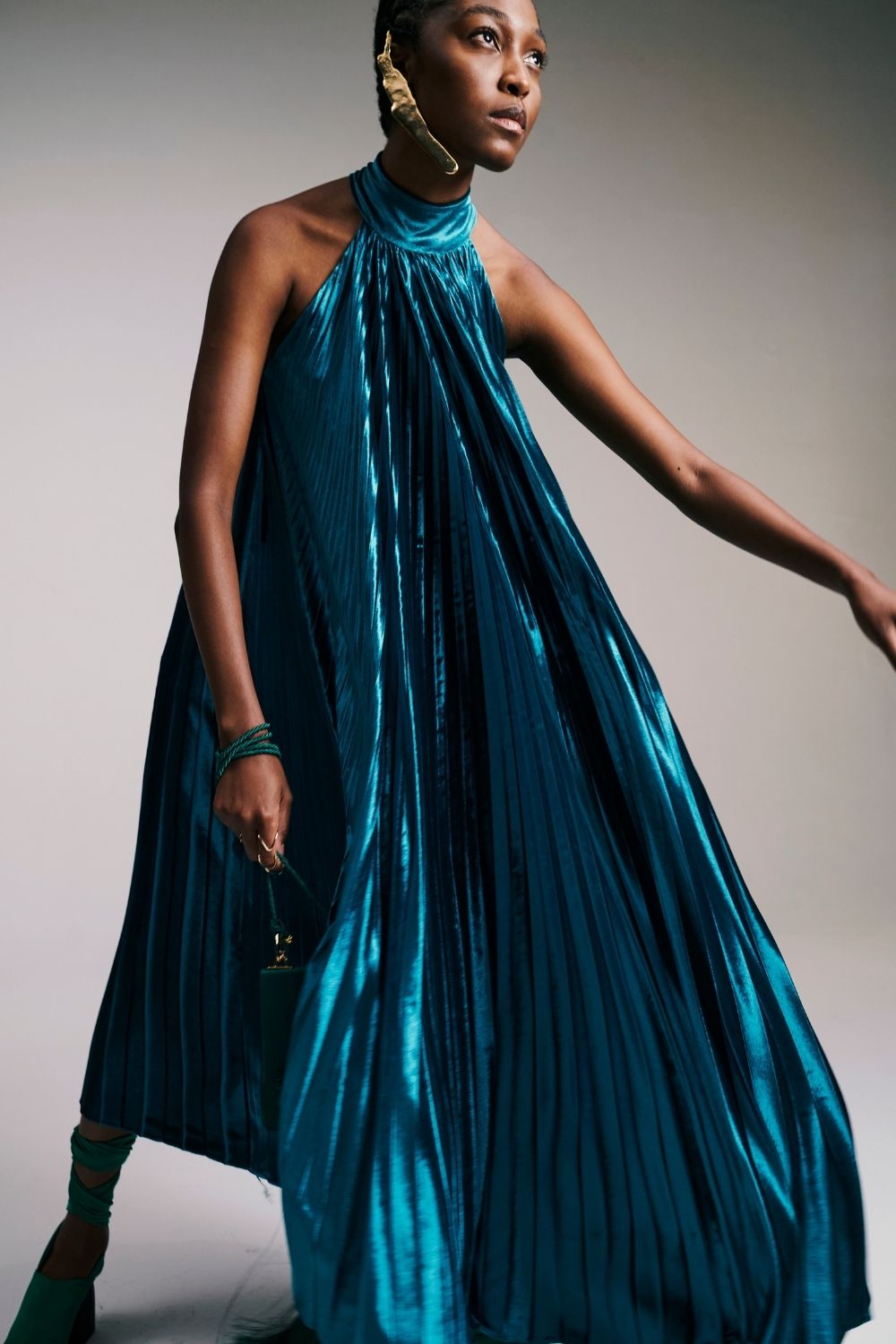 VESTIDO MÍDI VELUDO PLISSADO VERDE