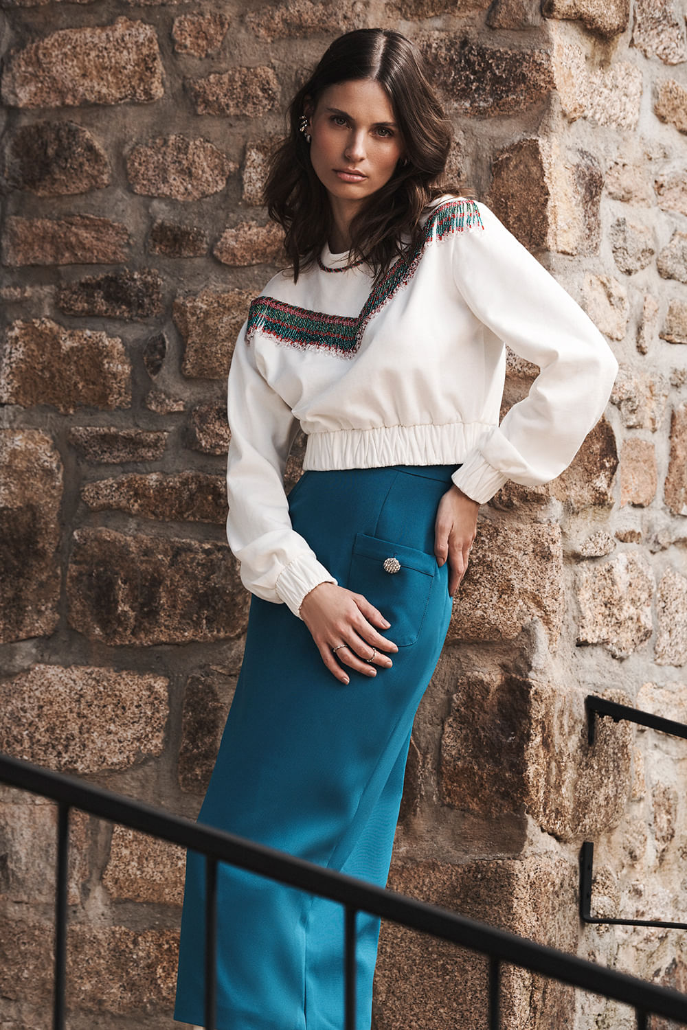 Blusa bordada mangas moletom lucy - mães off white