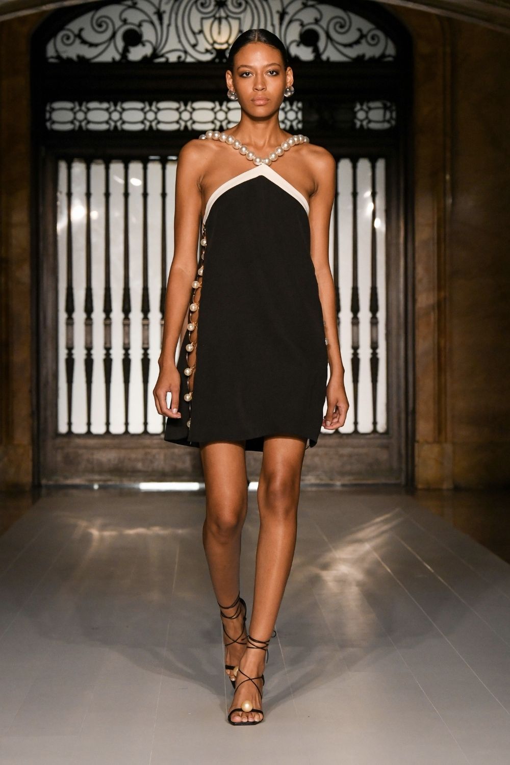 VESTIDO CURTO BICOLOR ARGOLAS PÉROLAS PRETO COM OFF WHITE