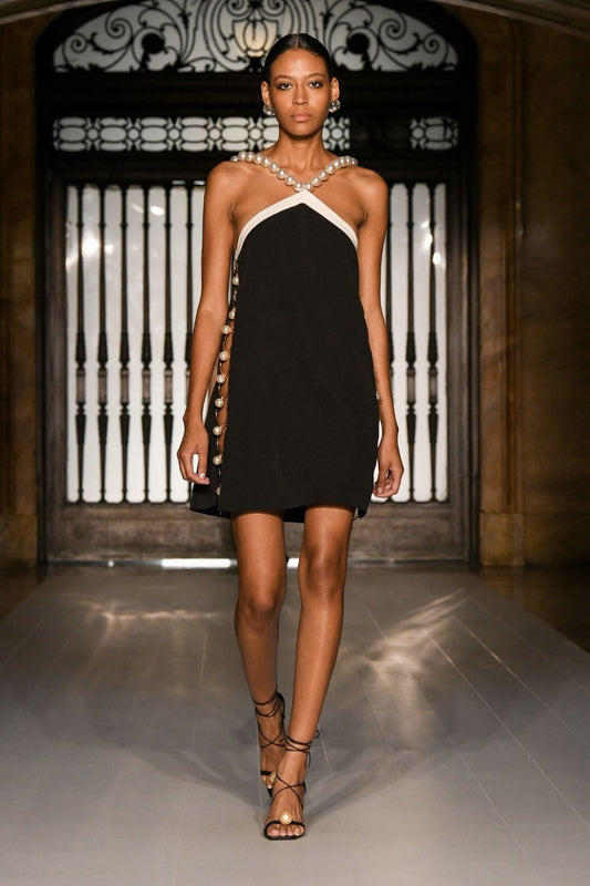 VESTIDO CURTO BICOLOR ARGOLAS PÉROLAS PRETO COM OFF WHITE