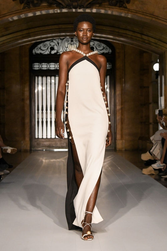 VESTIDO LONGO BIICOLOR ARGOLAS PÉROLAS PRETO COM OFF WHITE