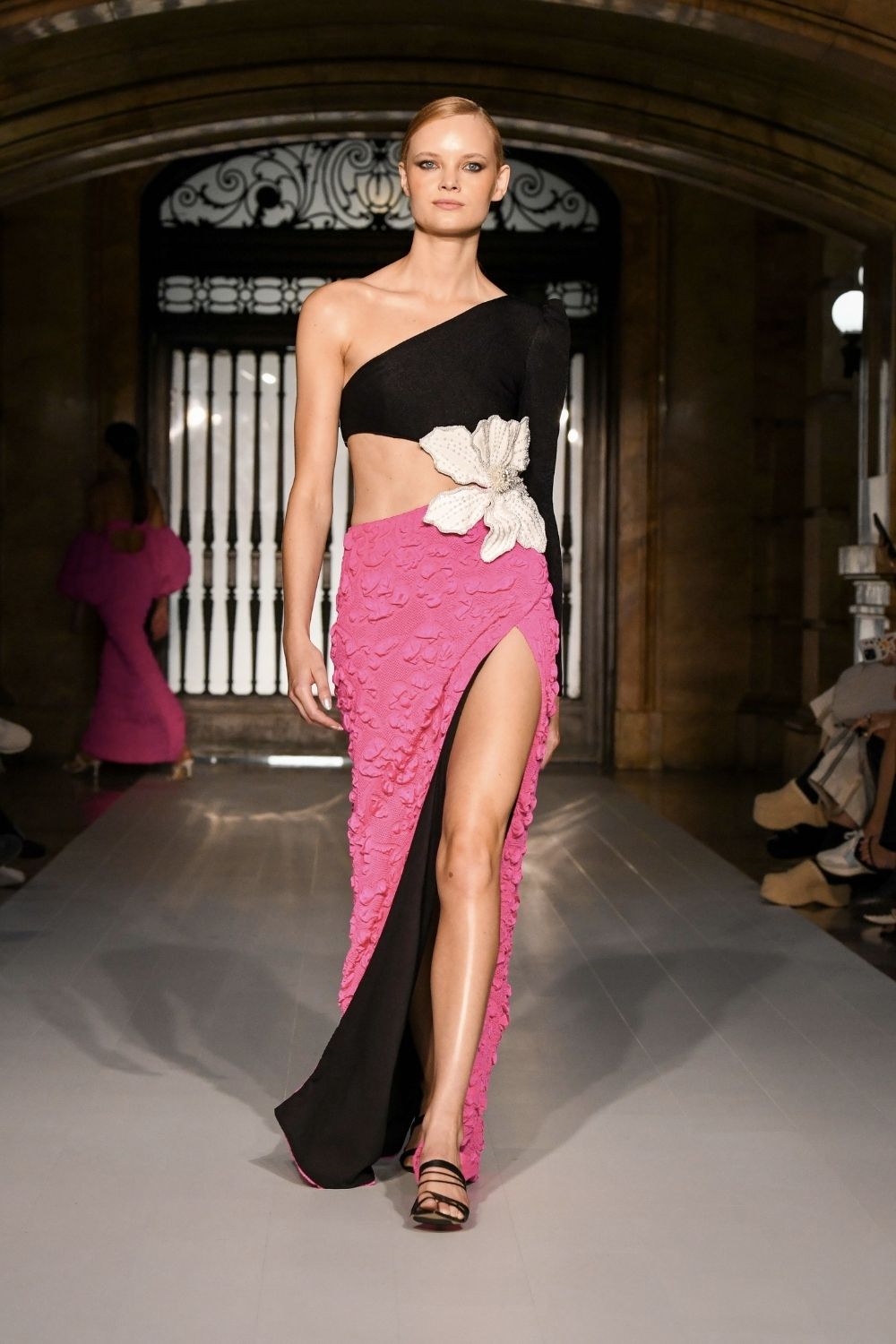 VESTIDO LONGO BICOLOR FLOR BORDADA PRETO E PINK