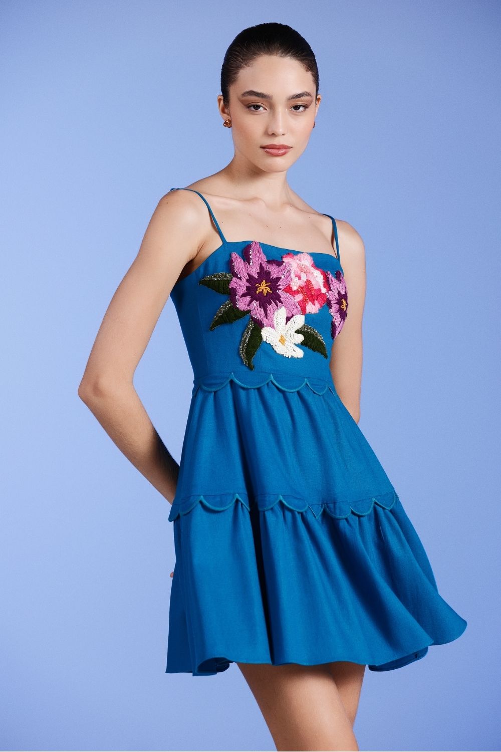 Vestido mídi bordado linho nilo matron rosa