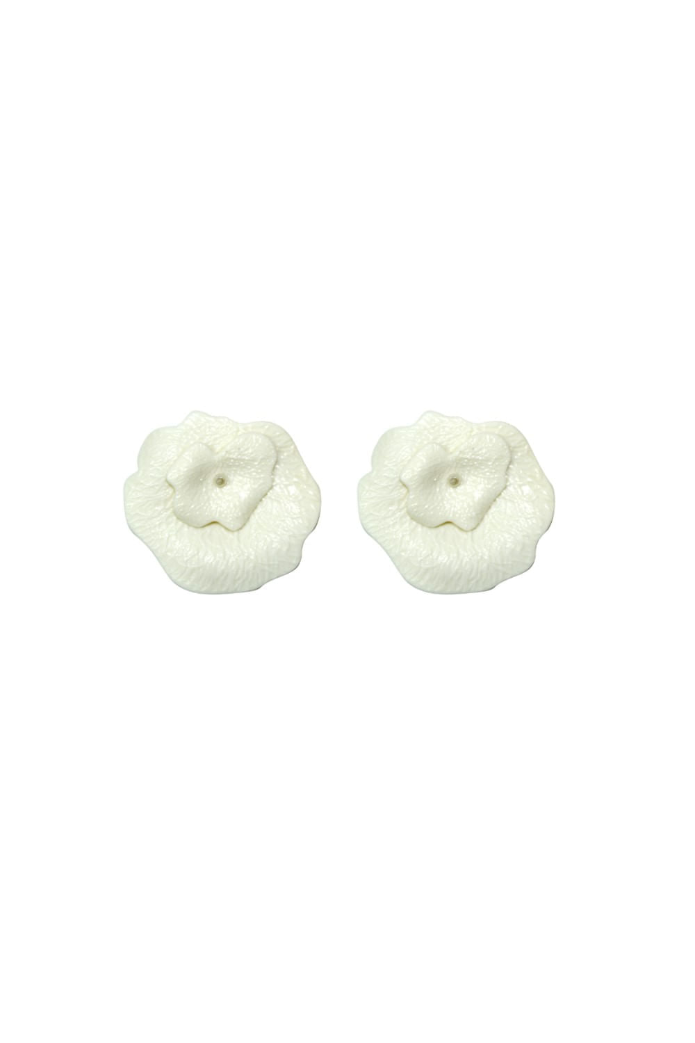 BRINCO FLOR PÉROLA HORTÊNSIA OFF WHITE