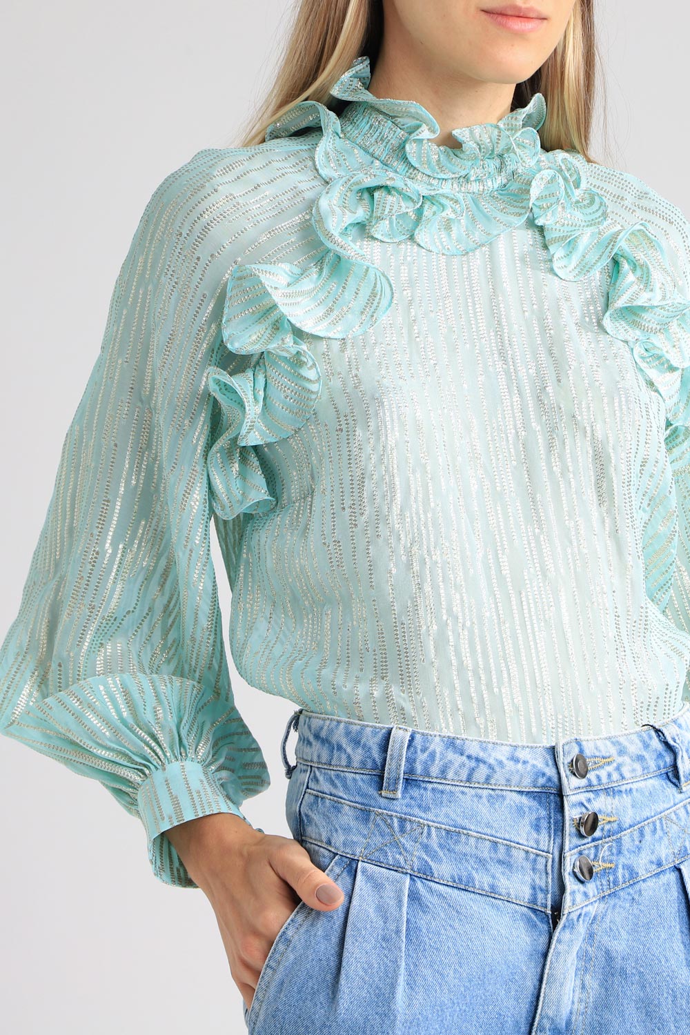 Blusa gola alta babados azul claro