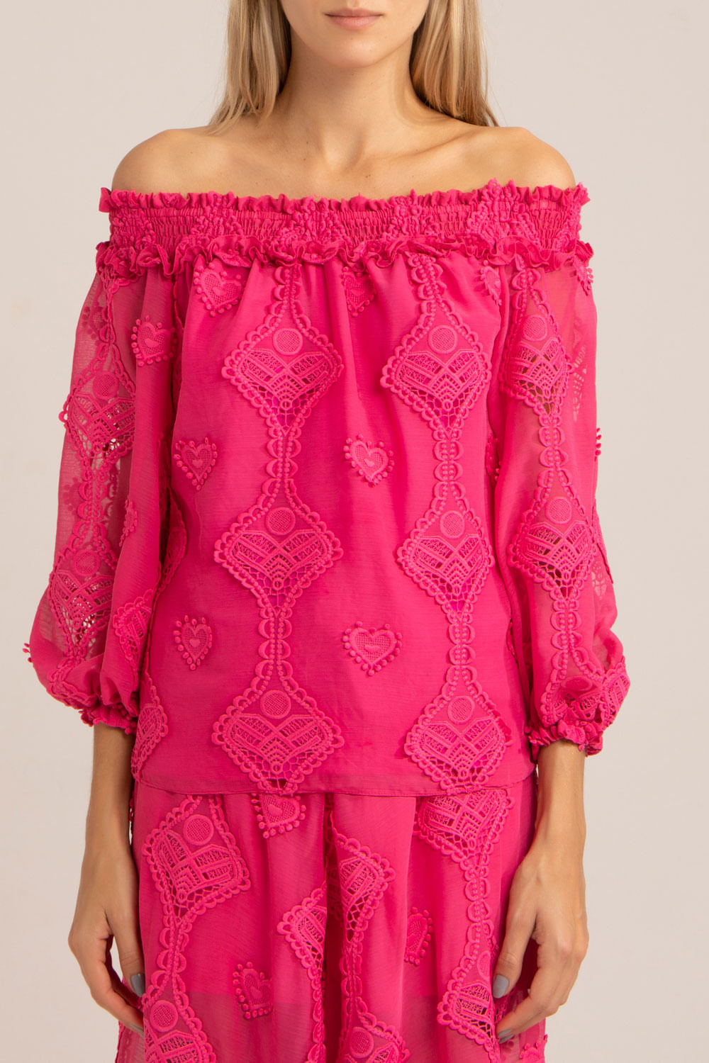 Blusa ciganinha bordado corações pink