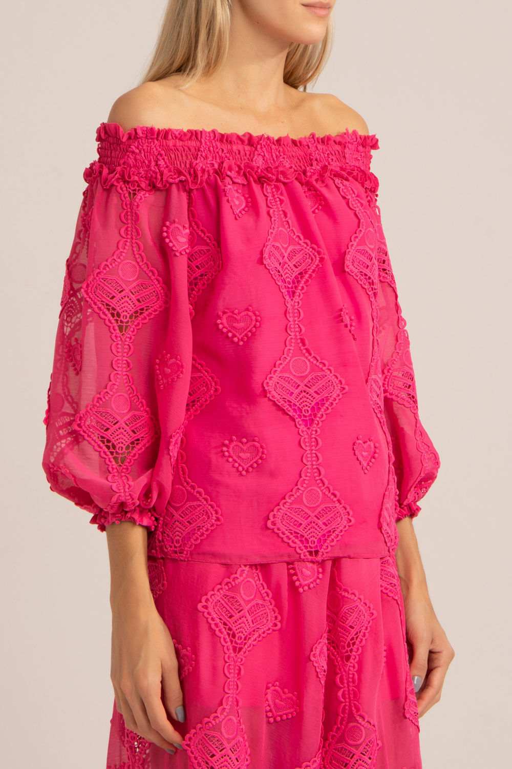 Blusa ciganinha bordado corações pink