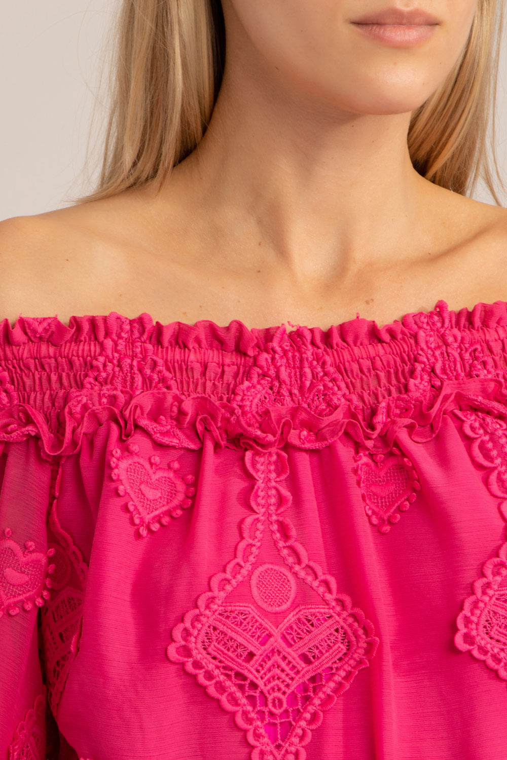 Blusa ciganinha bordado corações pink