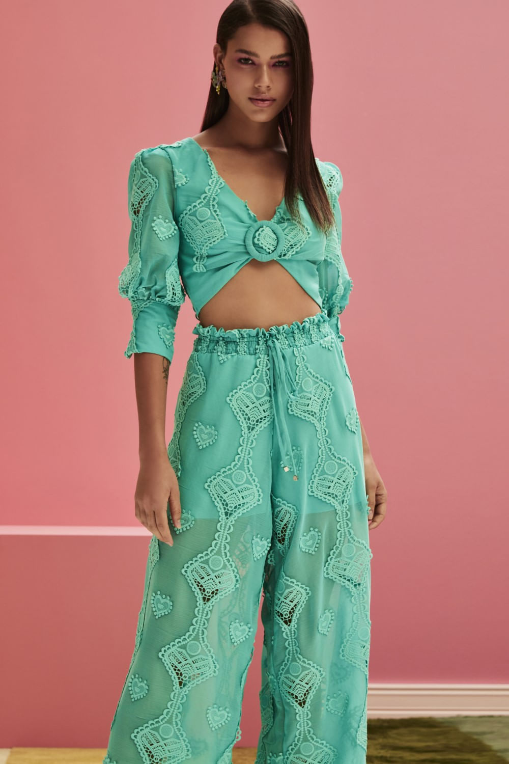 Calça ampla bordado corações tiffany