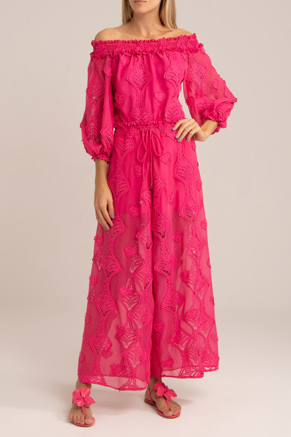 Calça ampla bordado corações pink