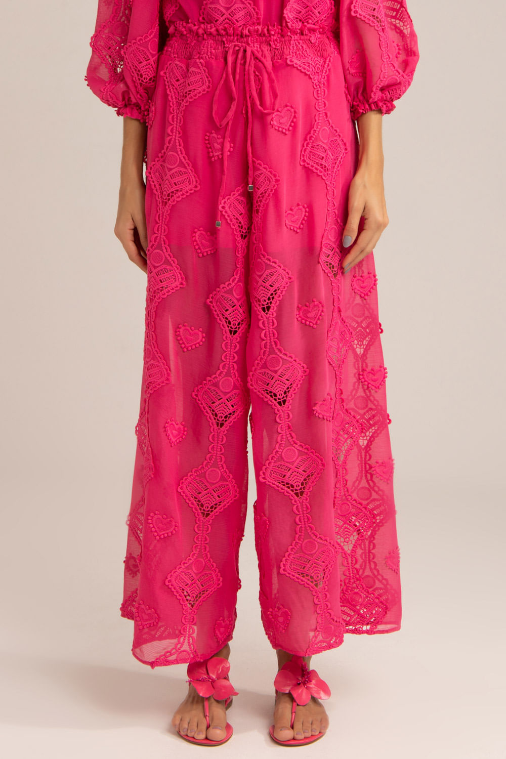 Calça ampla bordado corações pink