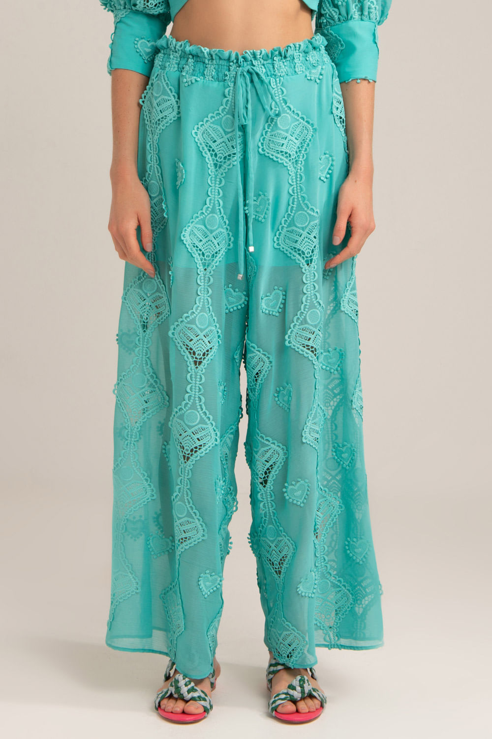 Calça ampla bordado corações tiffany