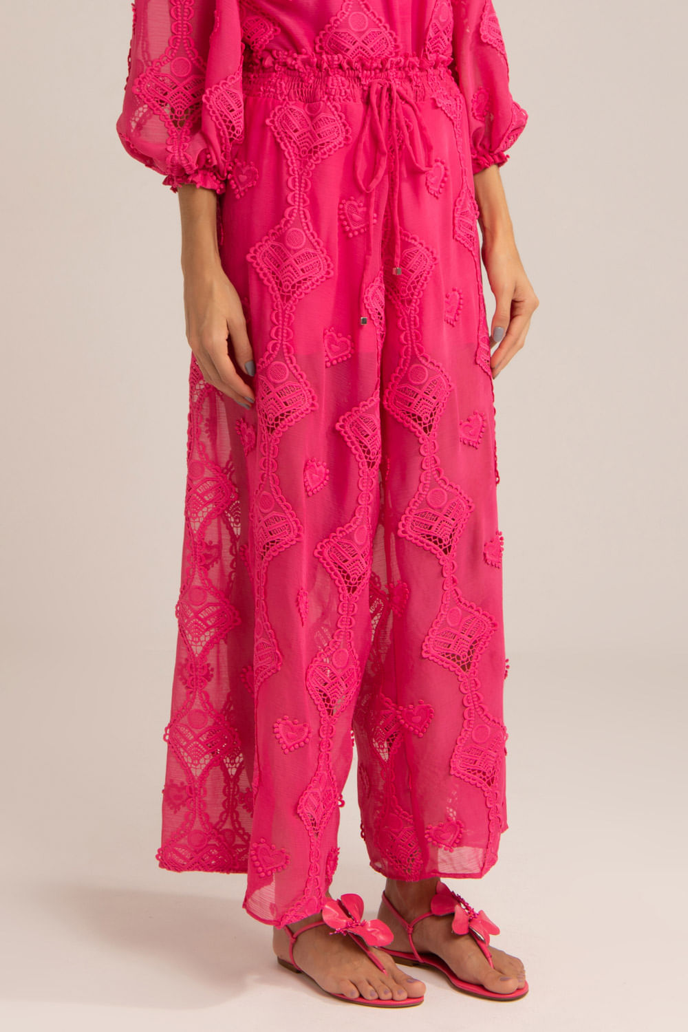 Calça ampla bordado corações pink