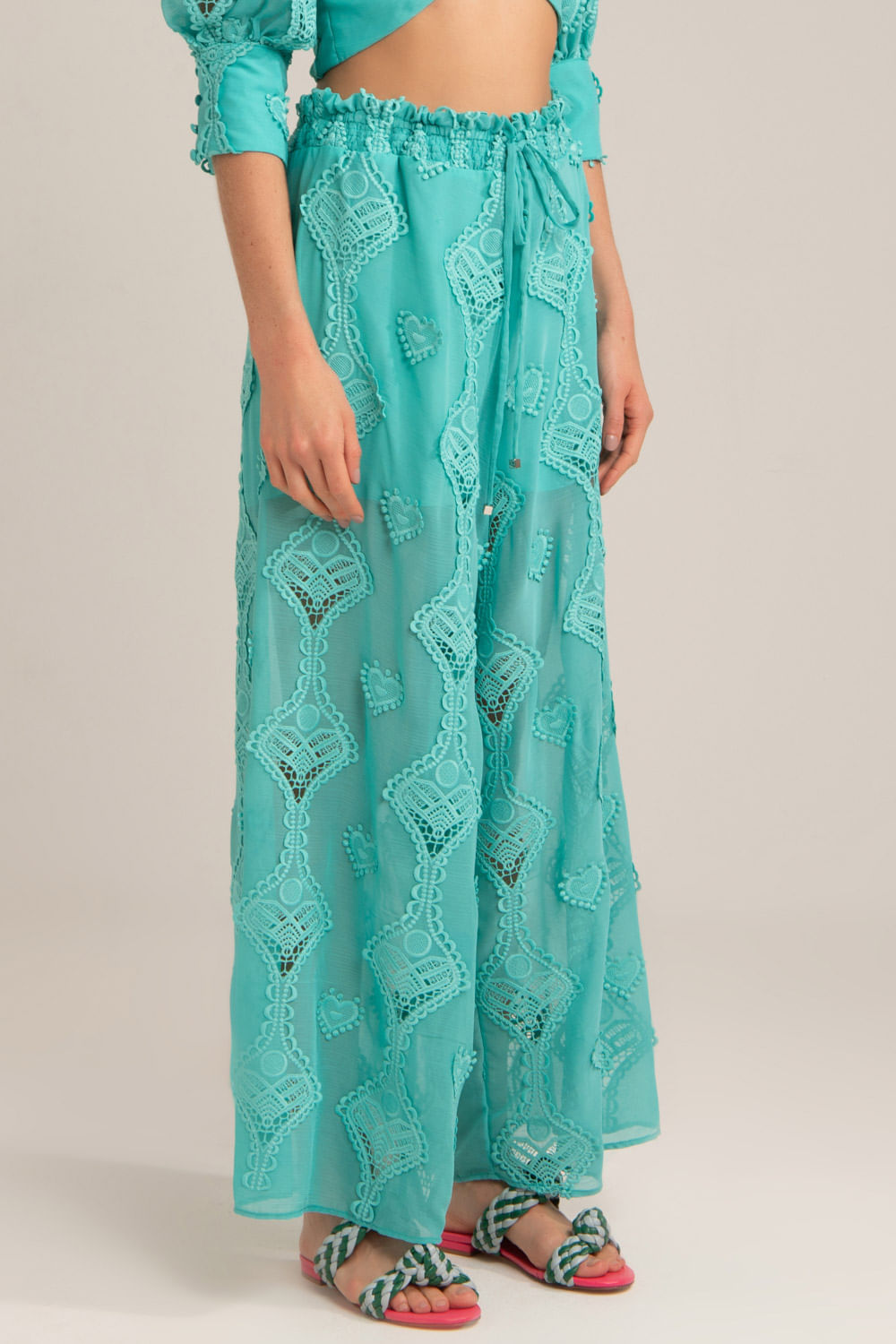 Calça ampla bordado corações tiffany