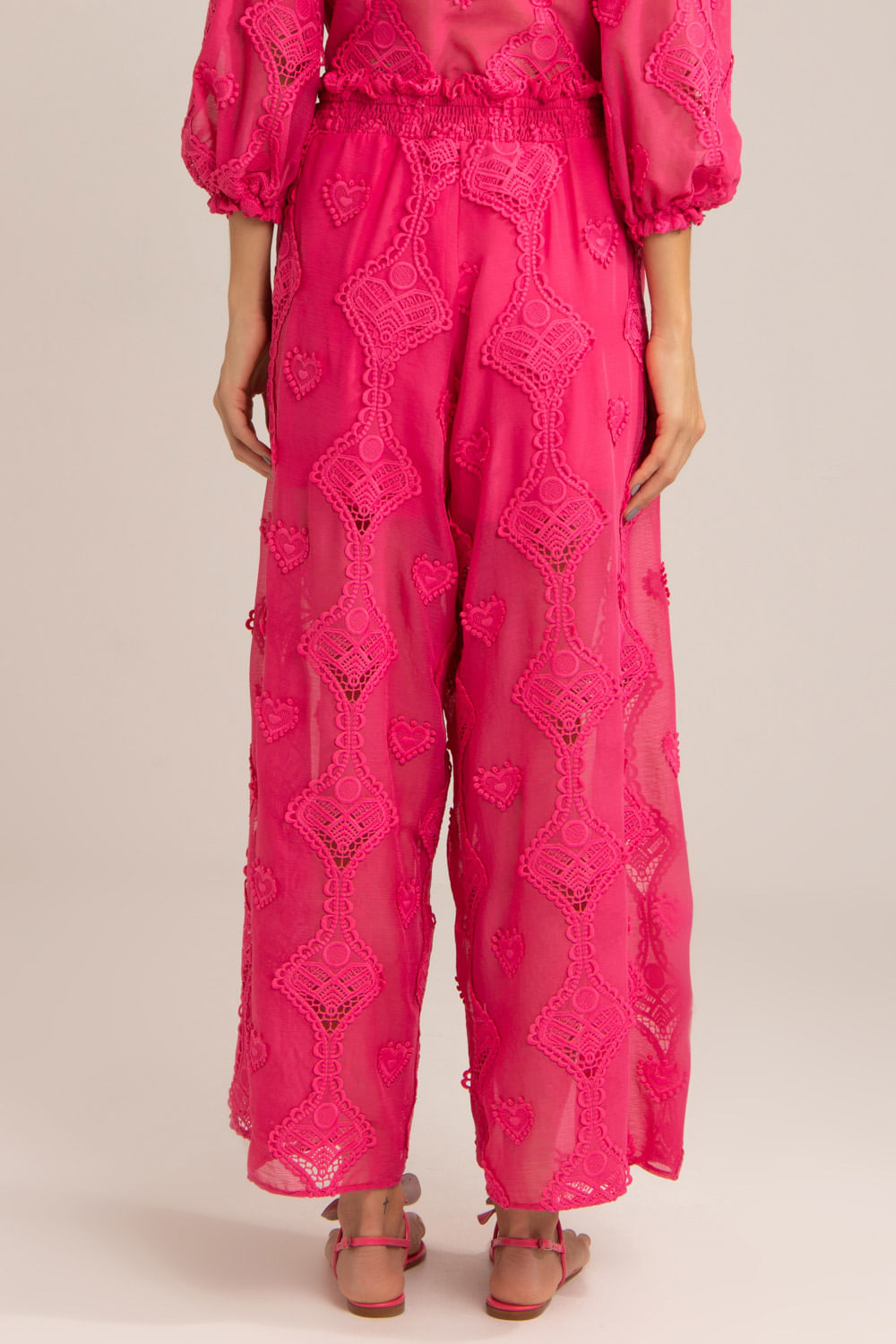 Calça ampla bordado corações pink