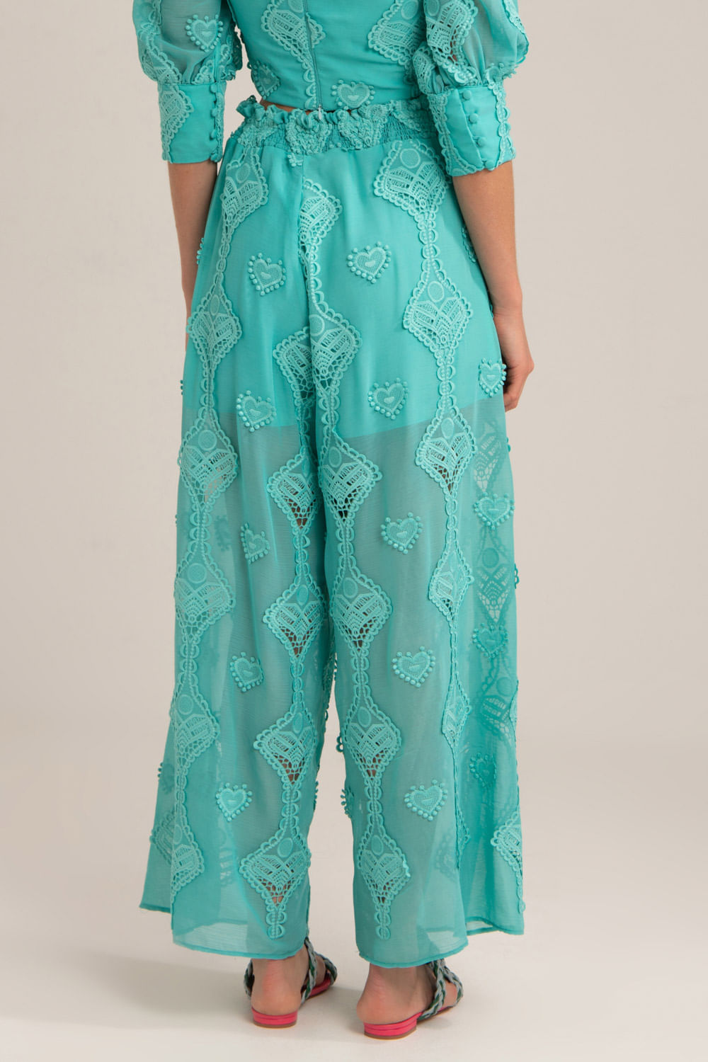 Calça ampla bordado corações tiffany